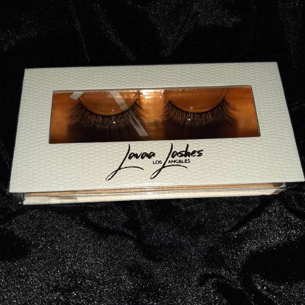 NWT Lashes Lavaa Lashes Charm ☆